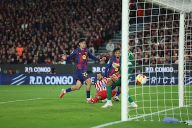 3-0. Centro de Cancelo que le llega a Marc Bernal y empuja el balón al fondo de la portería de Musso.
