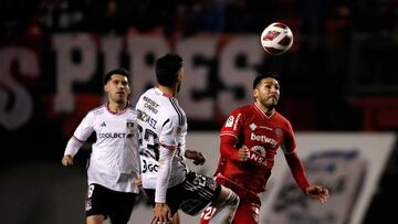 Futbol, Nublense vs Colo Colo
Fecha 18, campeonato Nacional 2023
El jugador de Colo Colo Ramiro Gonzalez, izquierda, disputa el balon contrala defensa de Nublense durante el partido de primera division disputado en el estadio Nelson Oyarzun en Chilan, Chile.
25/7/2023
Marco Vasquez/Photosport
Football, Nublense vs Colo Colo
18nd turn, 2023 National Championship.
Colo Colo’s player Ramiro Gonzalez, left, vies the ball against defense of Nublene during the first division match at the Nelson Oyarzun in Chillan, Chile.
25/7/2023
Marco Vasquez/Photosport