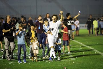 Diego Forlán puso punto y final a su carrera de futbolista con un espectacular homenaje, futbolístico, musical y pirotécnico, que congregó a grandes amigos (Zanetti, Riquelme, Verón, Luis Suárez, Abreu...) en el estadio del Centenario de Montevideo. A partir de ahora, el exdelantero del Villarreal y Atlético dirigirá al Peñarol.