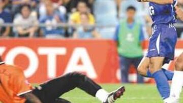 <b>GOLEADOR. </b>Dani Güiza hizo dos goles y en la imagen resuelve un mano a mano con el portero.