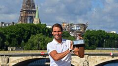 Rafa Nadal posa con su 14º Roland Garros en París
