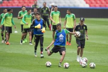 Foto durante el reconocimiento de Cancha del estadio Azteca por parte de la Seleccion Nacional de Mexico, previo al partido en contra de El Salvador, Partido Correpondiente a las Eliminatorias CONCACAF para el Mundial de Rusia 2018.

12/11/2015/ MEXSPORT / Omar Martinez.