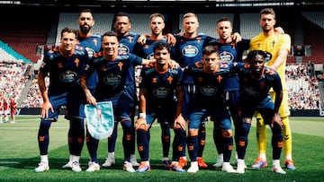 Los titulares del Celta posan antes del encuentro.