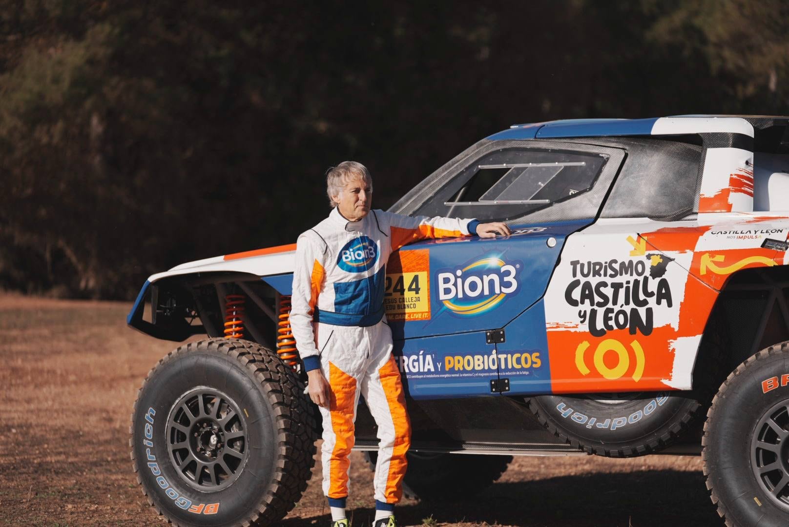 Jesús Calleja con el prototipo de Santana Motors que participará en el Dakar 2026.