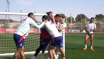La chilena de Unai Simón en el entrenamiento que trae loco a ‘X’ y en Bilbao se tiran de los pelos