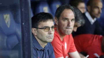 17-05-25. ASIER GARITANO, JUNTO A SU AYUDANTE PEDRO HERNÁNDEZ, EN EL PARTIDO DEL SPORTING EN MÁLAGA.