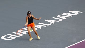 AME5549. GUADALAJARA (MÉXICO), 17/10/2022.- La tenista rusa Elina Avanesyan en acción contra la bielorrusa, Victoria Azarenka hoy, durante un partido del torneo Guadalajara Open Akron WTA 1000, realizado en el Centro Panamericano de Tenis, en Guadalajara, Jalisco (México). EFE/ Francisco Guasco