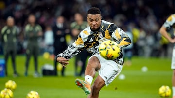 Despite continuing to suffer from knee discomfort and a broken finger, he wants to play.