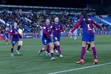 Mariona y Graham Hansen corren hacia Salma Paralluelo para celebrar uno de los goles del Barcelona al Levante en la Supercopa de España femenina.