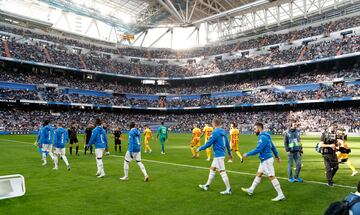 Los jugadores del Real Madrid y del Girona salen al terreno de juego antes del inicio del encuentro. 