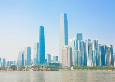 Situado en Cantón, ciudad del sur de la República Popular China, su altura final es de 530 metros con 111 pisos. En total alberga 208 720 m² de oficinas, 74 260 m² de apartamentos, y 45 924 m² de hoteles.