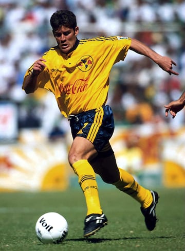 Ramón Ramírez estuvo cuatro años en el equipo rojiblanco. Justo cuando ya se había vuelto ídolo de la afición, y debido a problemas económicos, fue vendido al archirrival en 1999. Con América tuvo un paso gris.