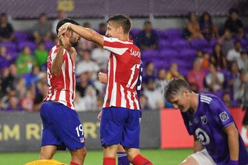 0-3. Diego Costa celebró el tercer gol.