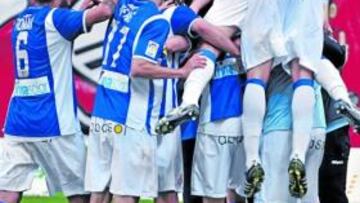 <b>UNA PIÑA PERICA. </b>Los jugadores del Espanyol se abrazan tras la consecución del tercer gol, obra de José Callejón tras una gran jugada individual.