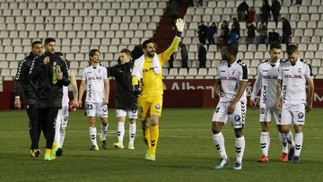 Los jugadores del Albacete celebran la victoria. 