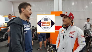 Lorenzo, M&aacute;rquez y el logo del 25 aniversario de Honda.