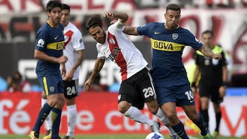 El volante colombiano Edwin Cardona en la disputa por el balón con Leonardo Ponzio de River Plate en el Superclásico por Superliga Argentina