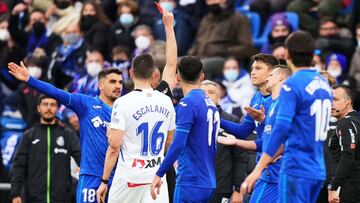 Cuenca ve la tarjeta roja en el partido del pasado s&aacute;bado en presencia de Ale&ntilde;&aacute;, Arambarri, Maksimovic y &Uuml;nal.