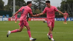 Dotor y Arribas celebran el gol de este &uacute;ltimo, que supuso el empate para el Real Madrid en su partido de octavos de final de la UEFA Youth League contra la Juventus.