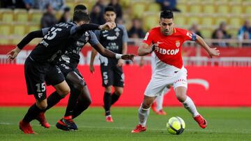 El delantero colombiano Falcao Garc&iacute;a en acci&oacute;n durante el juego entre M&oacute;naco y Metz por Ligue 1 de Francia