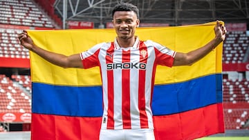 01-09-25. OSCAR CORTÉS POSA CON LA BANDERA DE COLOMBIA EN EL MOLINÓN.