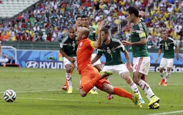 Arjen Robben - Mundial 2014, Holanda - México: En cinco minutos, Holanda dio vuelta y remontó un 2-1 para clasificar a los cuartos de Brasil 2014. Al minuto 94 llegó el gol definitivo, un polémico penalti, que le cobraron a Robben y que ejecutó Hunteaar. "Quiero disculparme. Me tiré. A veces, esperas que te den, pero no debería haberlo hecho. Fue estúpido", dijo el jugador finalizado el partido.