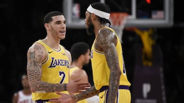 Lonzo Ball se saluda con Brandon Ingram durante el partido entre Los Angeles Lakers y los Chicago Bulls.