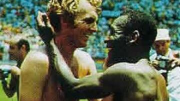 <b>CON 'O REI'</B>Moore pudo disputar el Mundial, en el que se encontró con otro mito, Pelé.