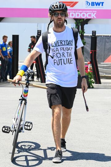 Sebastian Vettel con una camiseta titulada: "Cada día es un viernes para el futuro".