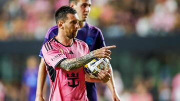 Messi ayuda a escapar de la seguridad a un aficionado que entró al campo