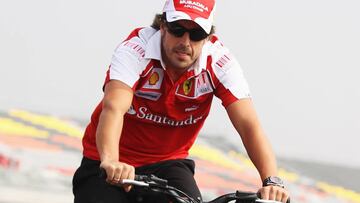 Fernando Alonso rueda en bicicleta antes del Gran Premio de Korea de F&oacute;rmula 1.