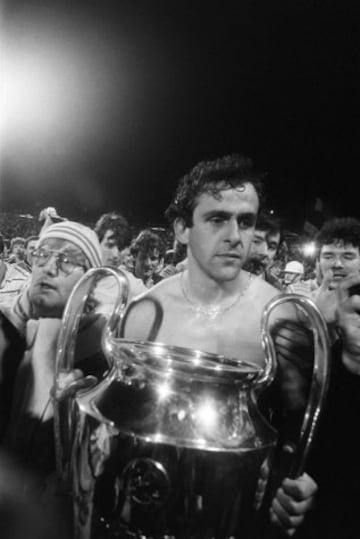 Michel Platini obtuvo el Bal¨®n de Oro tres a?os consecutivos: 1983, 1984 y 1985. En la imagen como jugador de la Juventus levantando la Copa de Europa tras vencer al Liverpool en la final.
