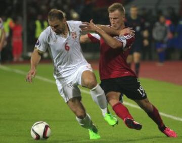 Branislav Ivanovic (Serbia). El defensa del Chelsea abandonó lesionado el duelo ante ALbania por problemas en su muslo derecho. 