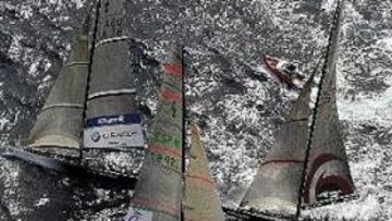 <b>AGUAS DE VALENCIA. </b>En la imagen el Defensor (Alinghi), el último desafiante (BMW Oracle) y el barco español (Desafío 2007).