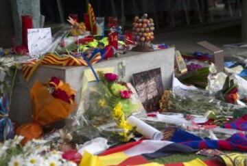 Multitudinaria despedida a Johan Cruyff en el Camp Nou. Muchos aficionados al fútbol se acercaron al estadio para mostrar sus respetos al mítico jugador holandés.