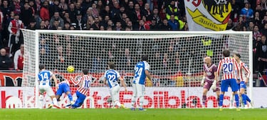 Lookman amplía la ventaja entrando con potencia al segundo palo tras un centro peinado por Ruggeri, superando al portero sin oposición.
