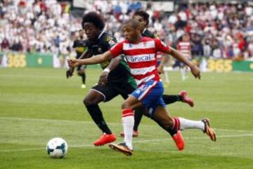 Brahimi con el balón.