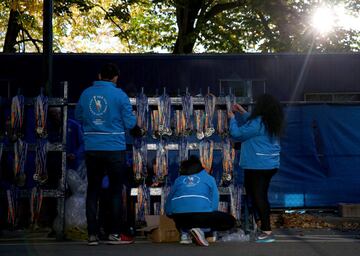 Los voluntarios ultiman los preparativos antes del comienzo de la Maratón de Nueva York.  