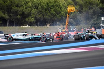 Salida accidentada en el Gran Premio de Francia 2018. Valtteri Bottas se ha tocado con Sebastian Vettel