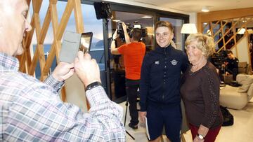 Remco Evenepoel se hace una foto con una seguidora durante el acto de ayer del Deceuninck en Calpe.