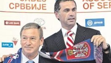 <b>PRESENTADO. </b>Clemente posa con la bandera de Serbia al lado de Terzic, presidente de la Federación.