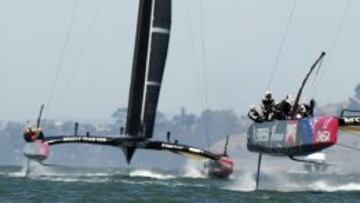 El Emirates Team New Zealand navega por delante del Oracle Team USA.