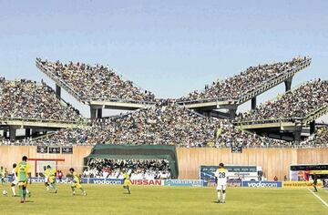 El estadio está ubicado en la ciudad de Mahikeng, Sudáfrica. Construido en 1981 por una empresa israelí, sorprende por la extraña composición de las gradas. 