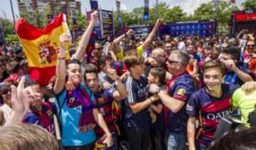 La afición del Barça disfruta de las instalaciones de la fan zone en el antiguo Matadero de Madrid.