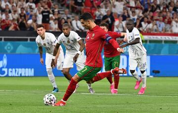 1-0. Cristiano Ronaldo marca de penalti el primer gol.