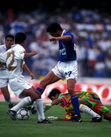 Carlos Hermosillo pelea el balón con Jorge Campos.