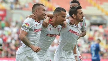 Jugadores del Toluca festejan el tercer gol en contra del Necaxa.