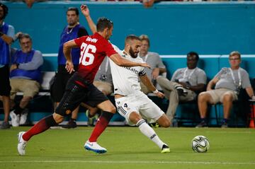 Matteo Darmian y Karim Benzema.