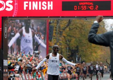 Kipchoge, de 34 años, se convirtió en Viena en el primer ser humano que baja de dos horas en 42.195 metros, la maratón aunque no será homologado como récord.