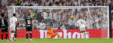 1-0. Kylian Mbappé marca desde los once metros a lo Panenka para superar a Dmitrovic.